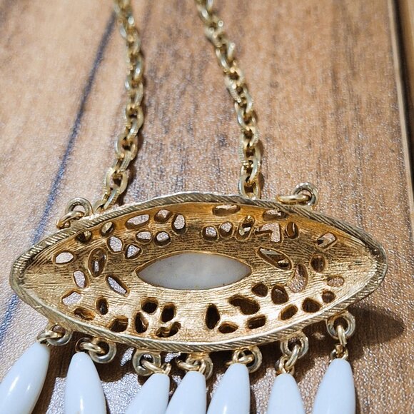 Vintage White Oval Lucite Pendant Gold Tone Necklace - Picture 4 of 4